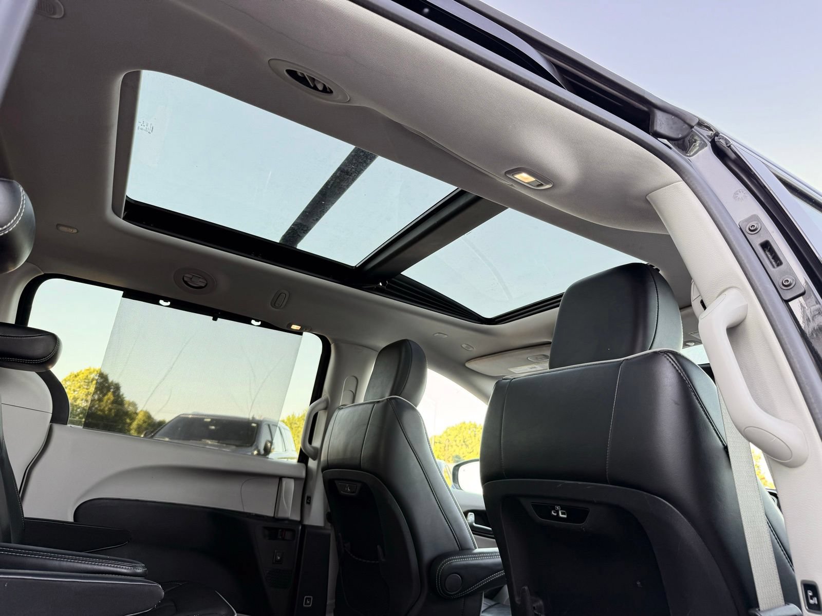 Used 2022 Chrysler Pacifica Limited FWD image 28