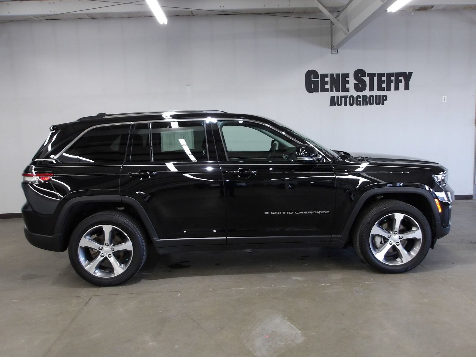 Used 2023 Jeep Grand Cherokee Limited w/ Luxury Tech Group II AWD/4WD image 3
