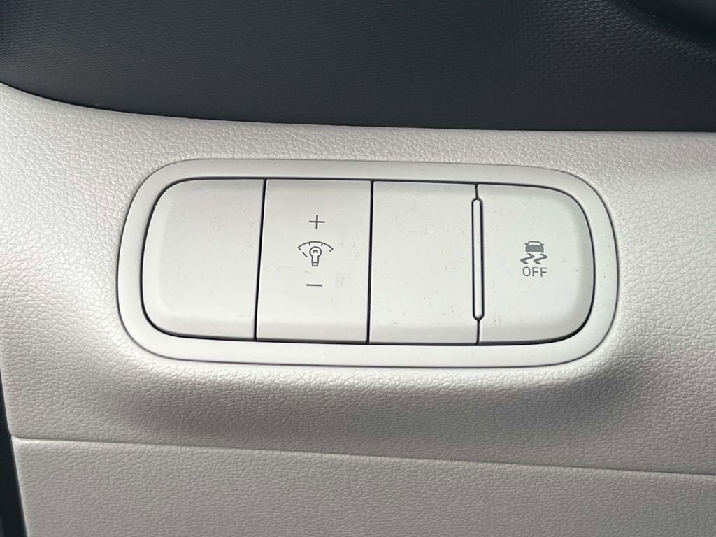 Certified 2025 Hyundai Venue SEL image 21