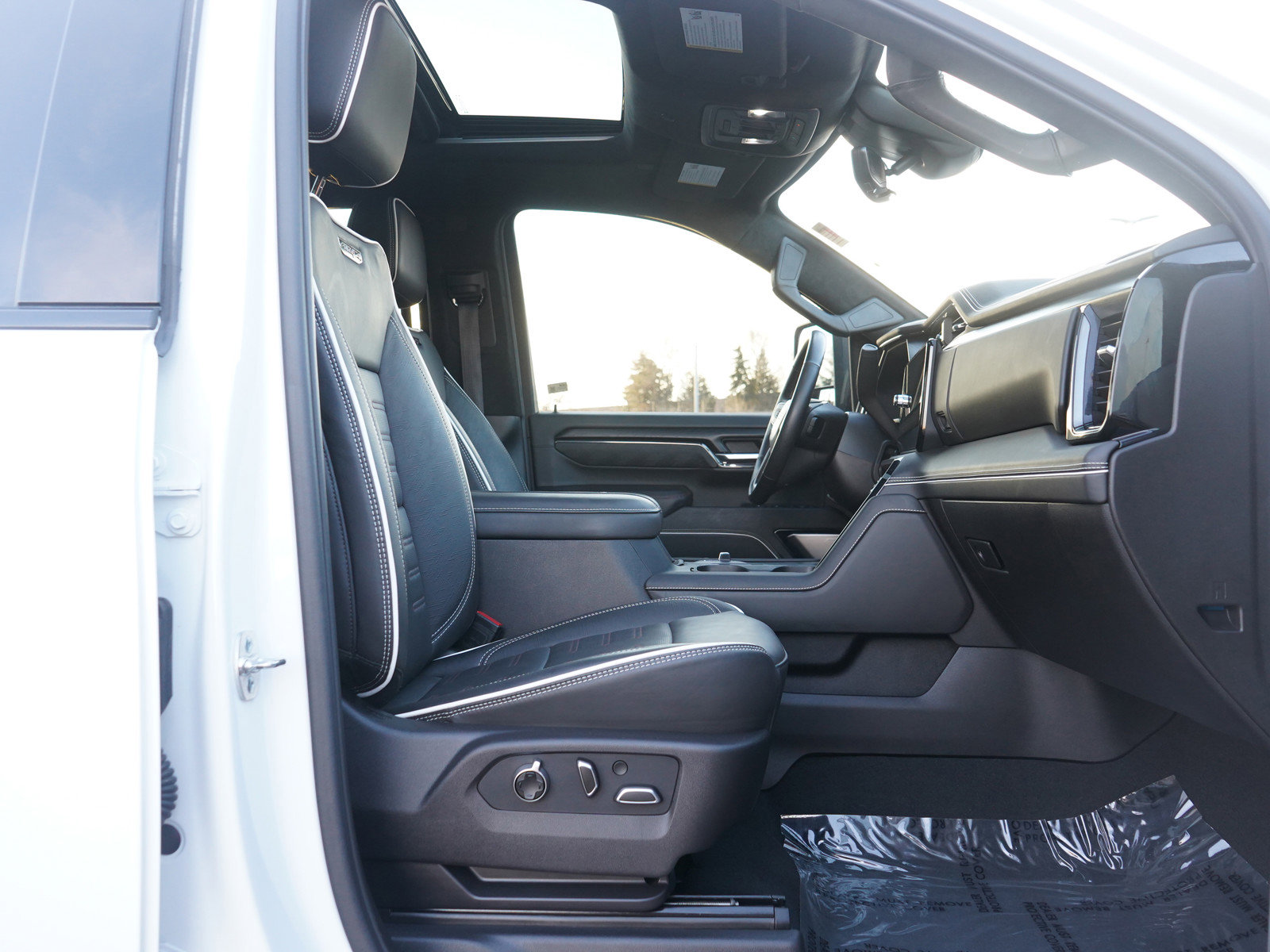 Used 2025 GMC Sierra 2500 AT4X image 12