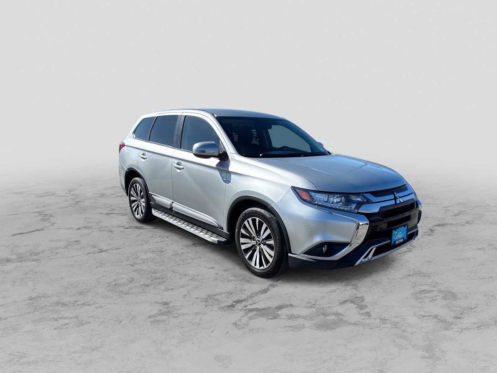 Used 2019 Mitsubishi Outlander SE image 2