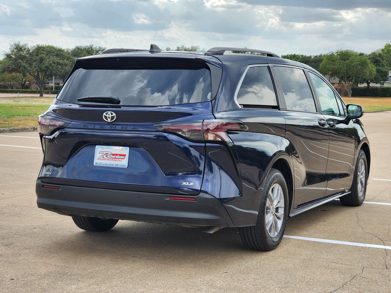 Used 2026 Toyota Sienna XLE FWD image 6