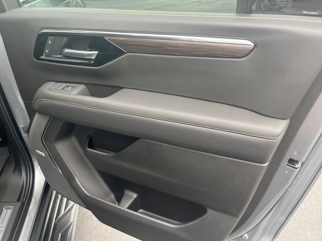 New 2026 Chevrolet Suburban Premier image 28