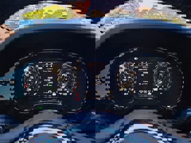 Used 2023 Bentley Bentayga Plug-In Hybrid image 36