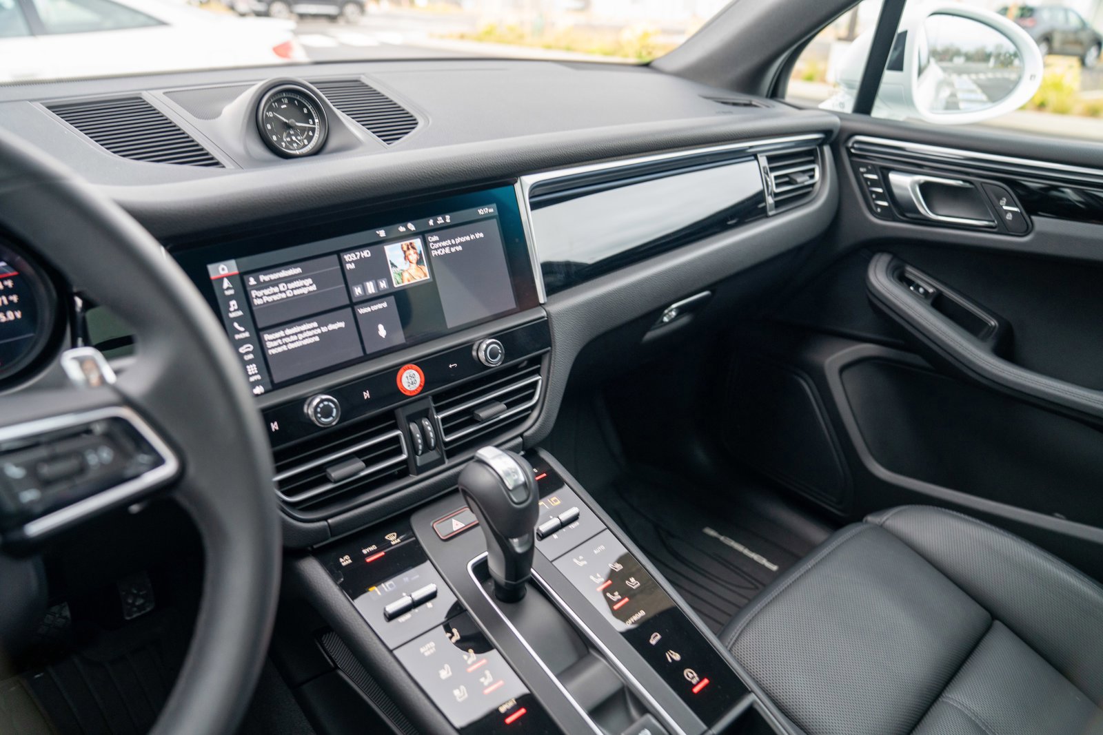Certified 2025 Porsche Macan image 15