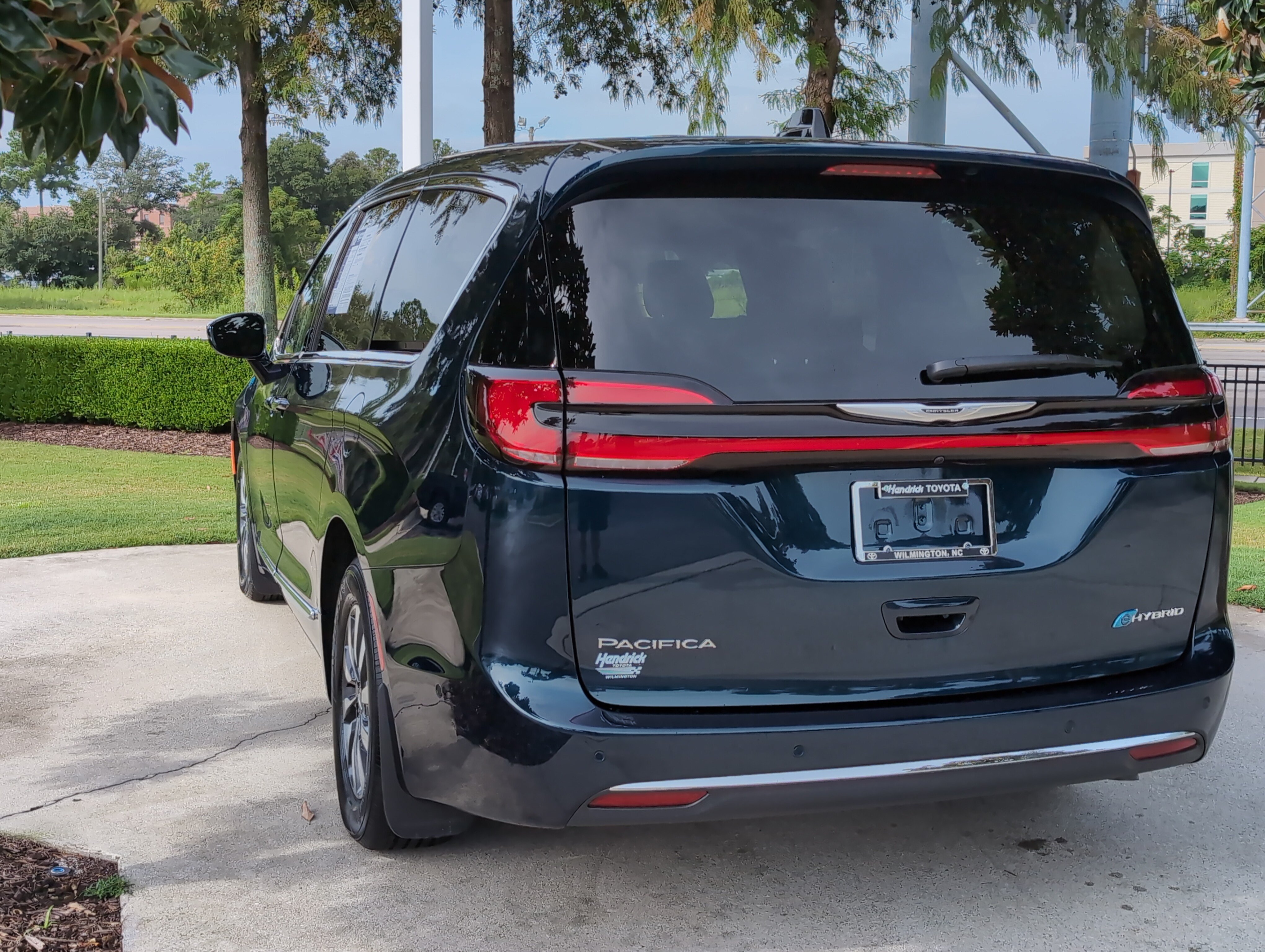 Used 2023 Chrysler Pacifica Limited FWD image 8
