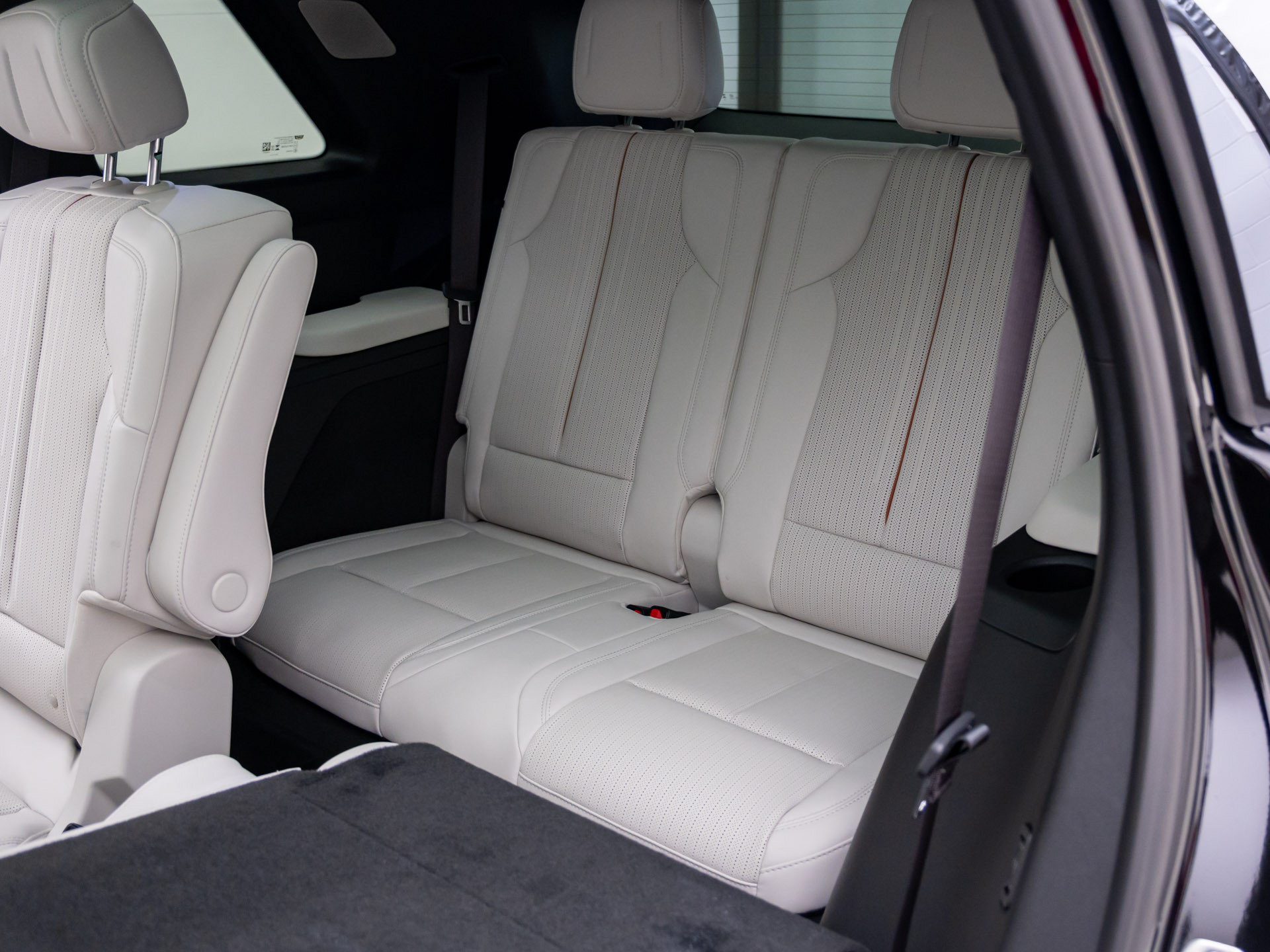 New 2027 Cadillac Vistiq Sport w/ LPO, Floor Liner Package AWD/4WD image 17