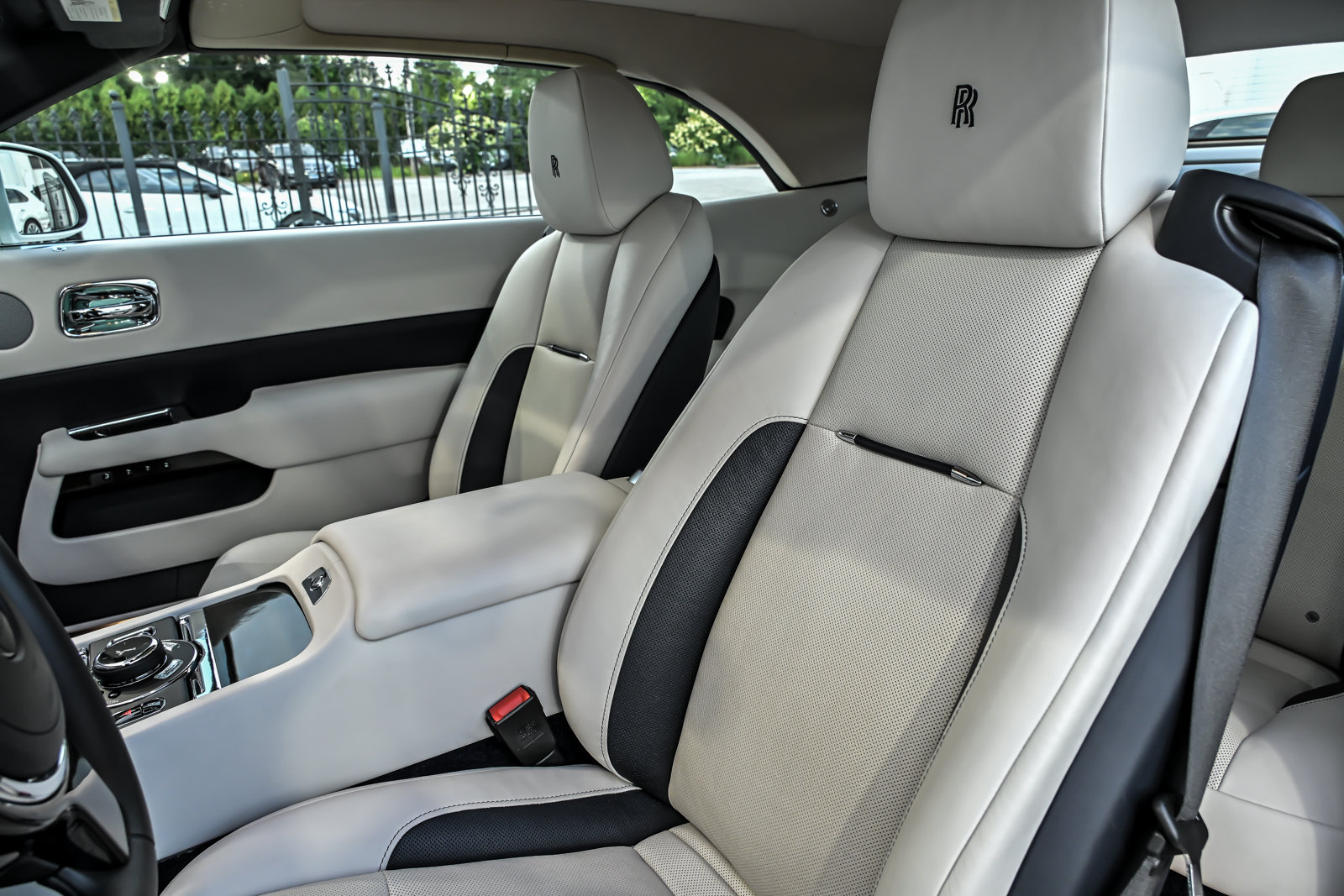 Used 2020 Rolls-Royce Dawn RWD image 26