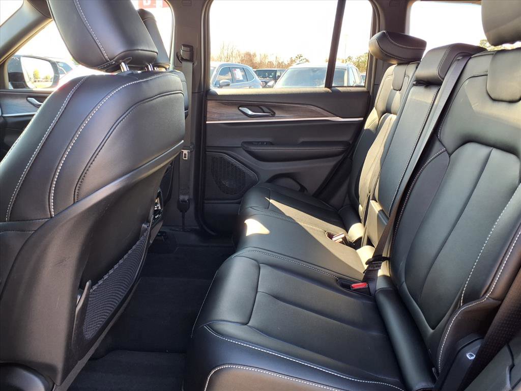 Used 2025 Jeep Grand Cherokee Limited w/ Black Appearance Package image 9