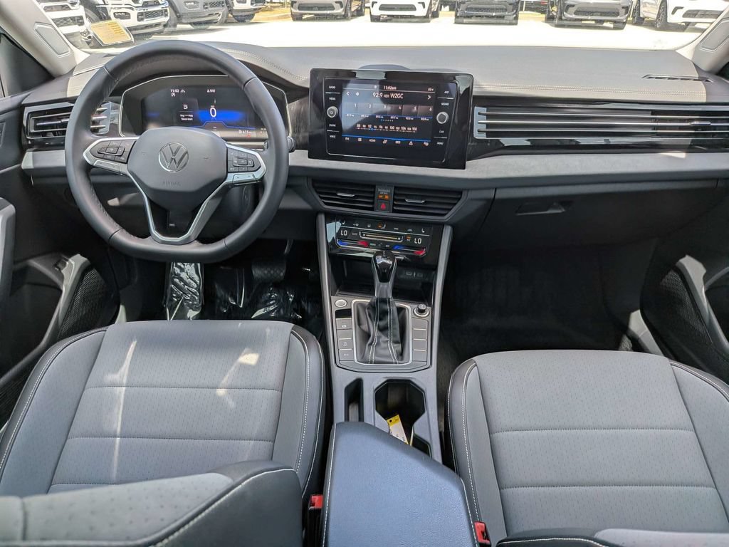 Used 2025 Volkswagen Jetta SE FWD image 13