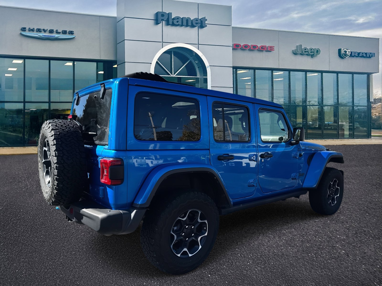 Used 2022 Jeep Wrangler Unlimited Rubicon 4xe w/ Steel Bumper Group image 2