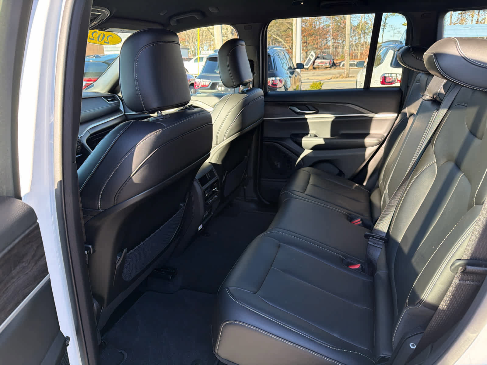 Used 2025 Jeep Grand Cherokee Limited w/ Black Appearance Package image 7