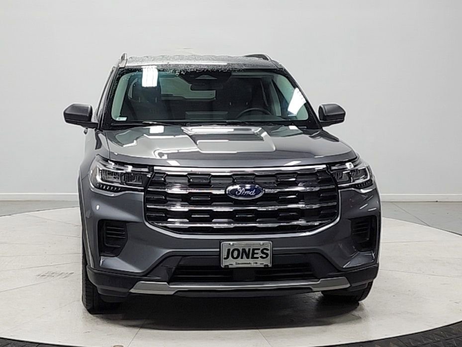 Used 2025 Ford Explorer Active AWD/4WD image 2