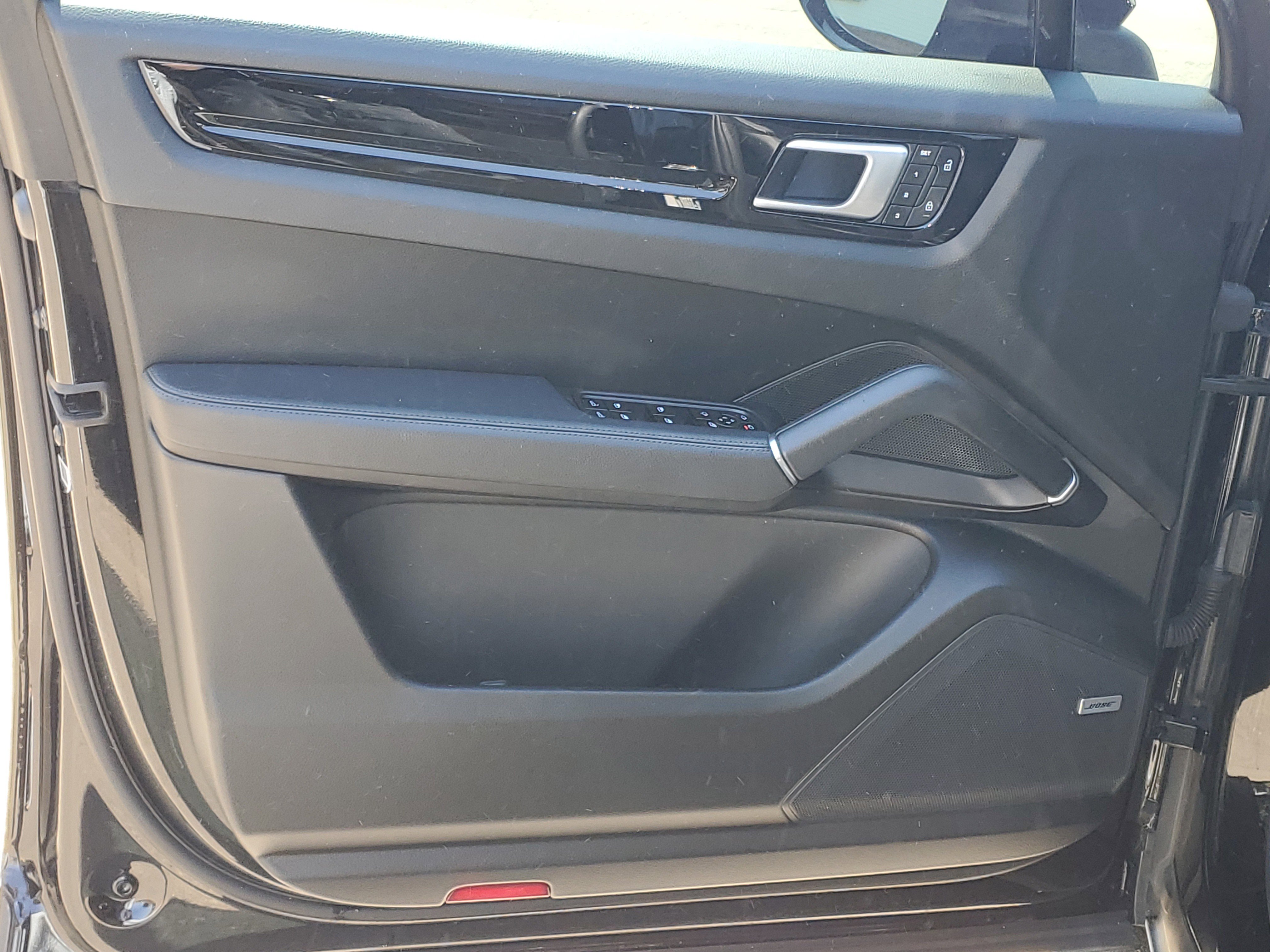 Used 2022 Porsche Cayenne AWD/4WD image 5