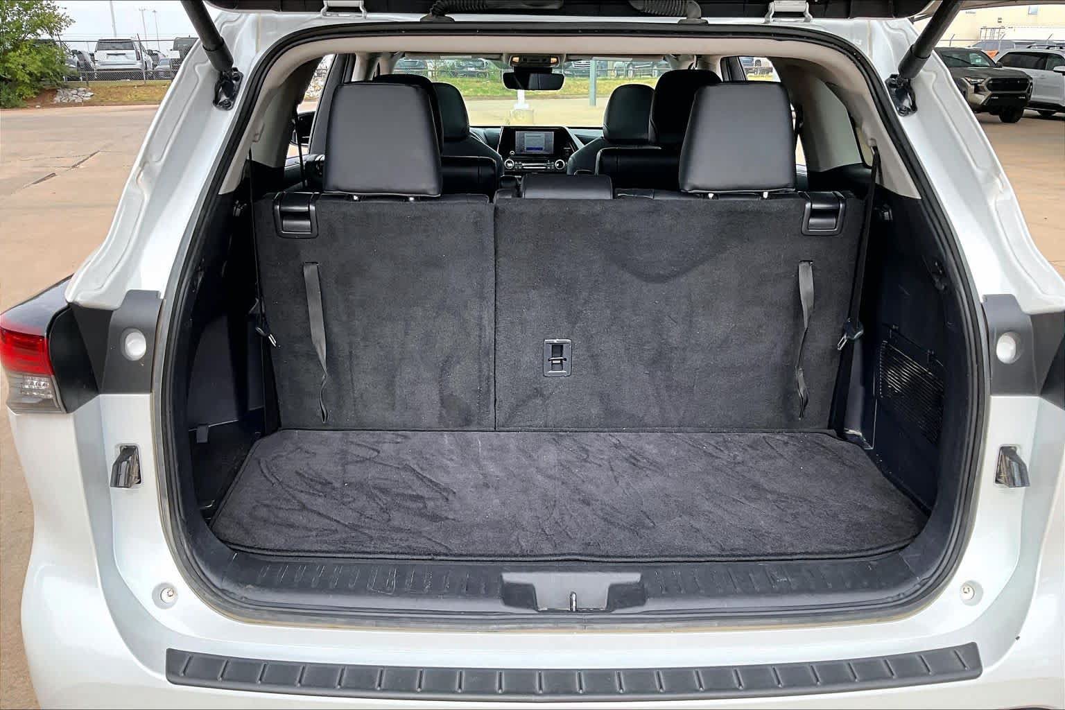 Used 2025 Toyota Highlander XLE AWD/4WD image 32