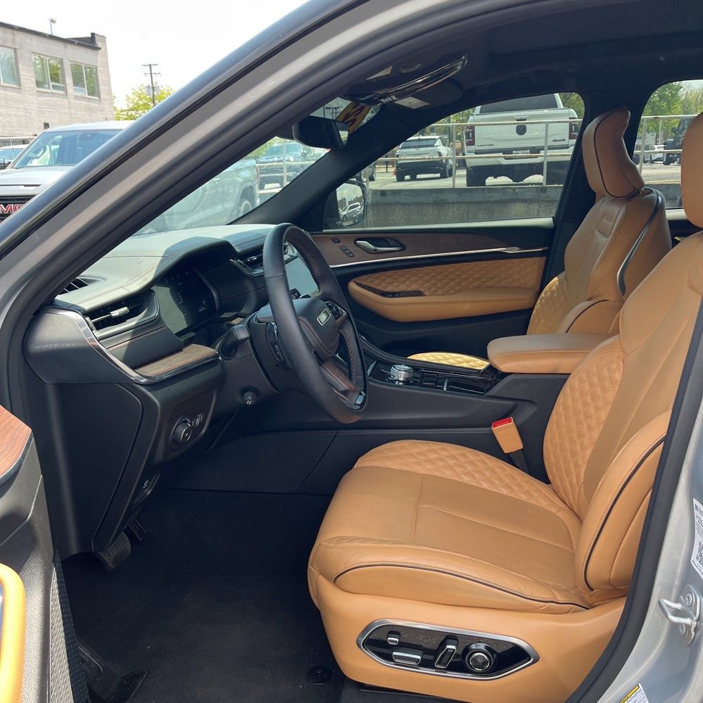 Used 2024 Jeep Grand Cherokee Summit AWD/4WD image 9