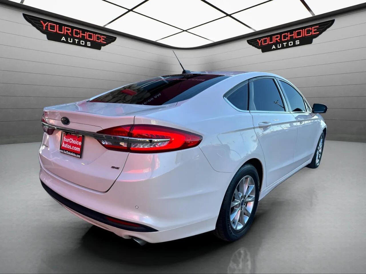 Used 2017 Ford Fusion SE w/ Fusion SE Technology Package image 5
