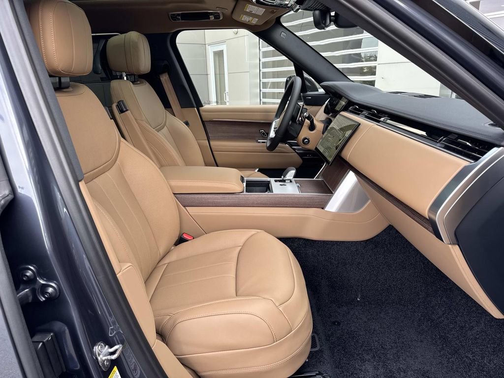 New 2026 Land Rover Range Rover Long Wheelbase SE image 9
