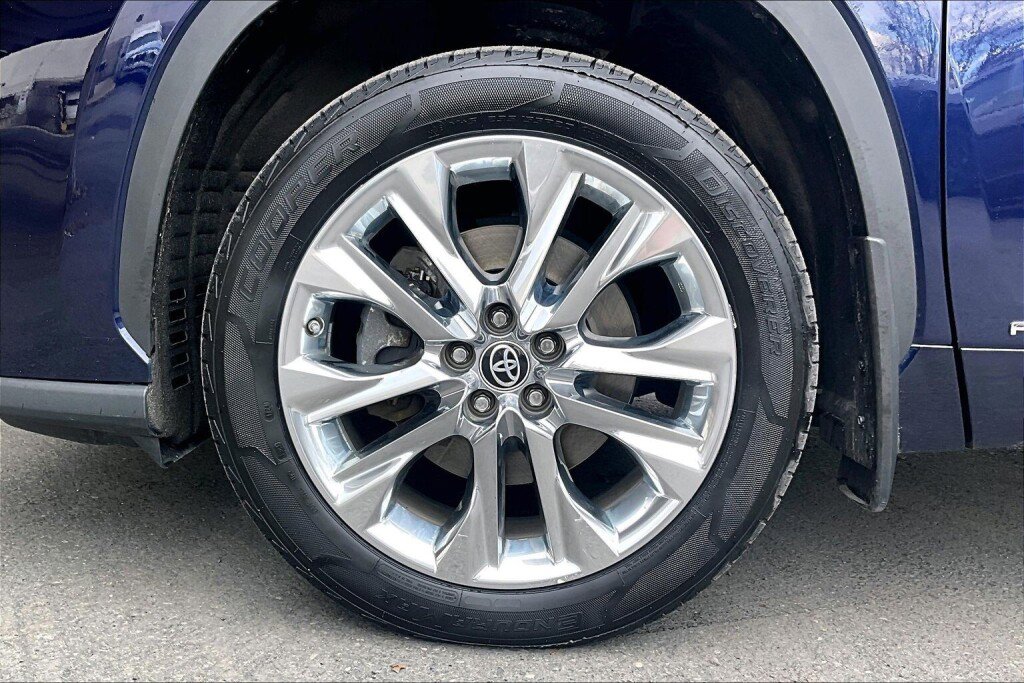 Used 2023 Toyota Highlander Limited image 17