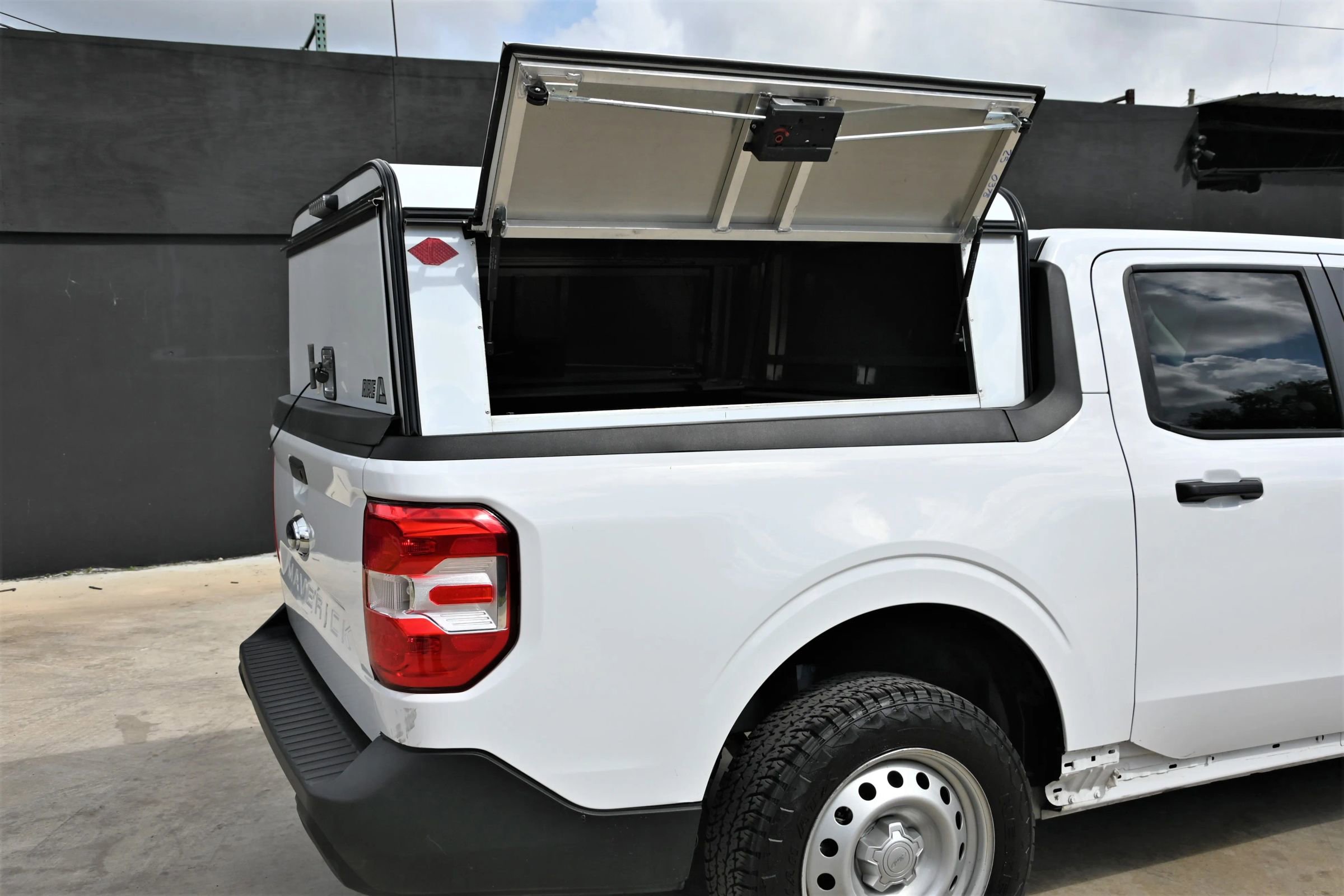 Used 2023 Ford Maverick XL image 8