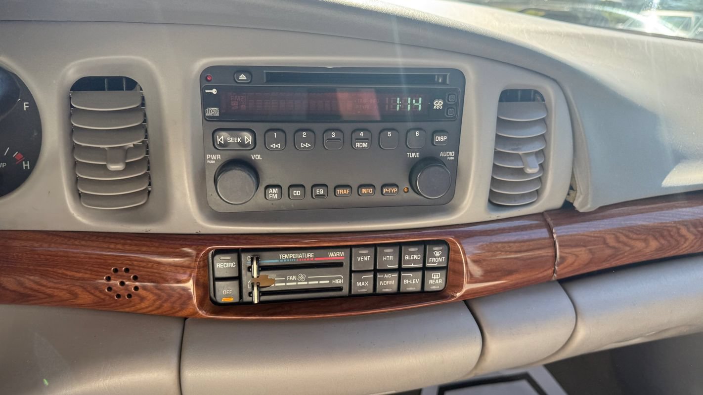 Used 2002 Buick Le Sabre Custom w/ Luxury Pkg FWD image 12