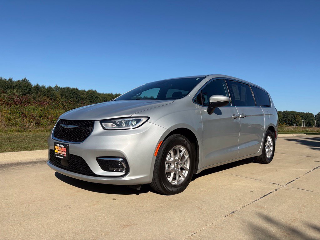 Used 2023 Chrysler Pacifica Touring