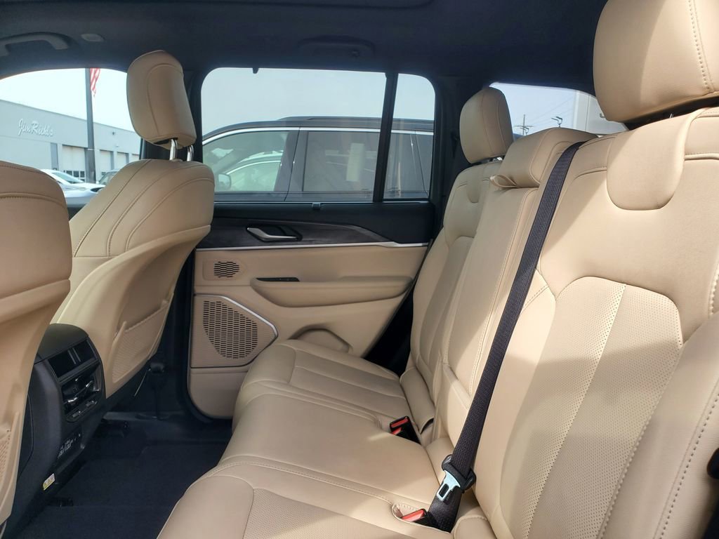 Used 2024 Jeep Grand Cherokee Limited w/ Luxury Tech Group II image 34