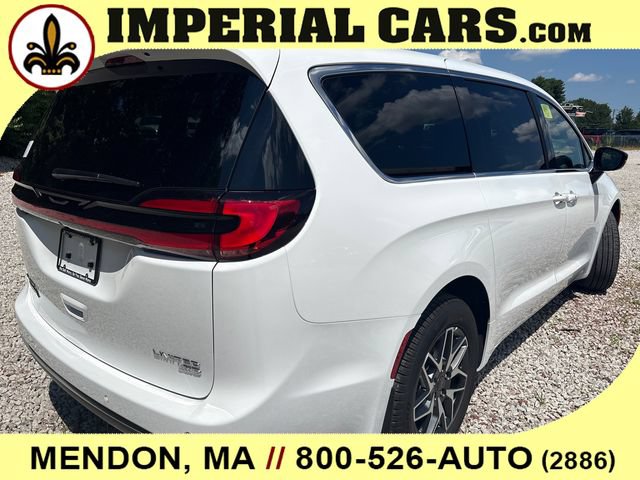 New 2027 Chrysler Pacifica Limited w/ Family Tech Group AWD/4WD image 12