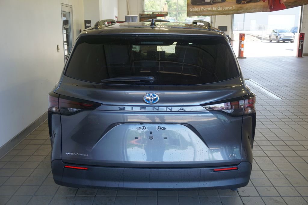 Used 2025 Toyota Sienna LE AWD/4WD image 14