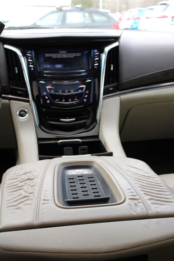 Used 2017 Cadillac Escalade ESV Luxury image 12