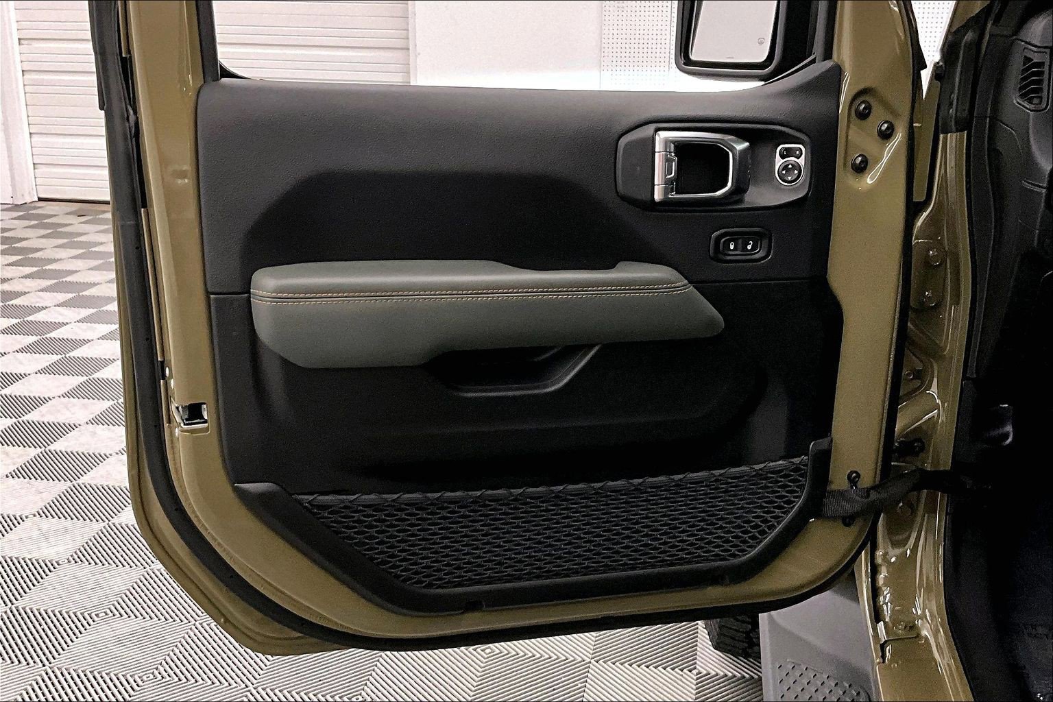 Used 2025 Jeep Gladiator Mojave AWD/4WD image 19