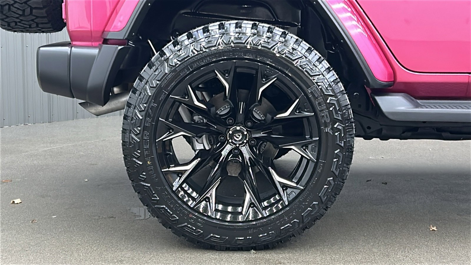 Used 2024 Jeep Wrangler Unlimited Sahara w/ Safety Group image 11