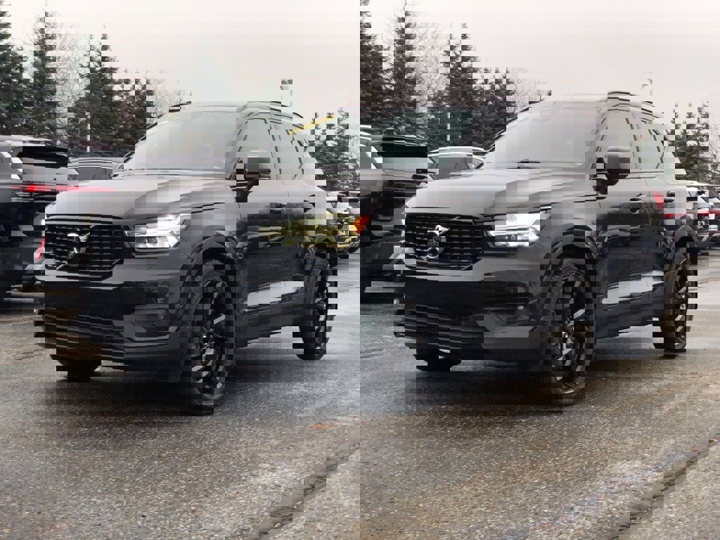 Used 2022 Volvo XC40 T5 R-Design w/ Advanced Package image 3