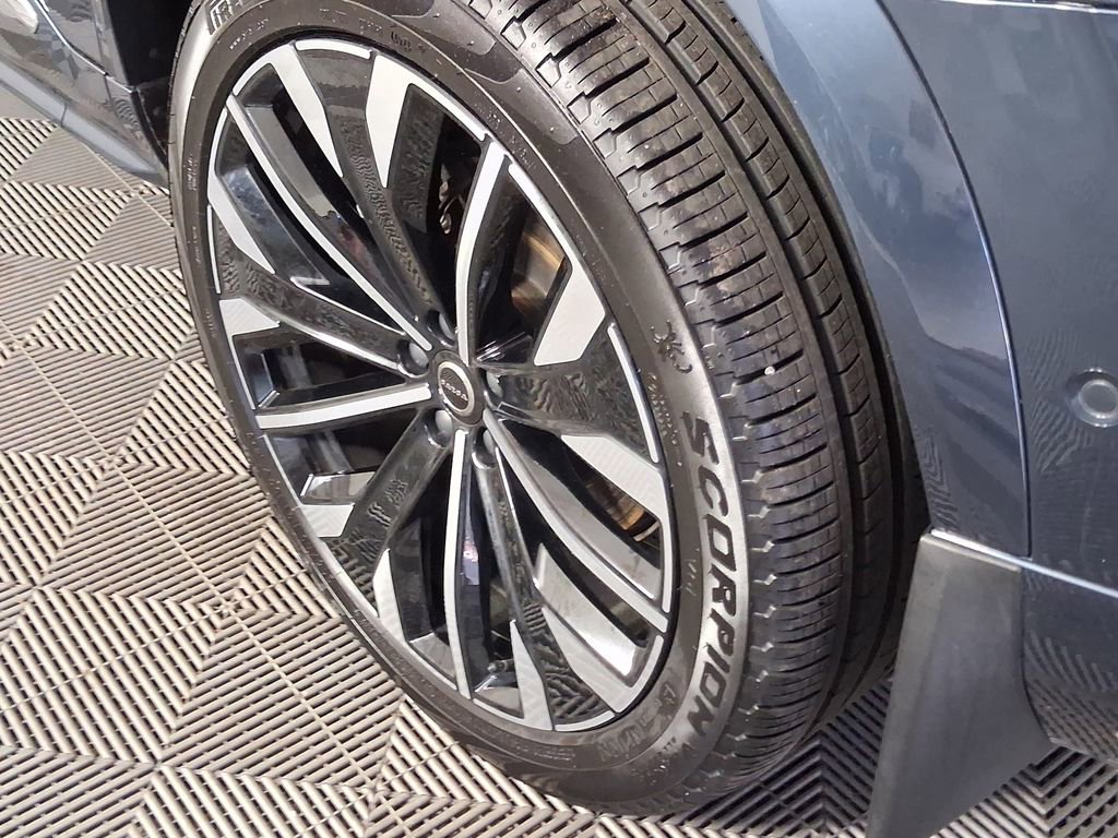 Used 2025 Volvo XC90 B6 Plus w/ Protection Package Premier AWD/4WD image 14