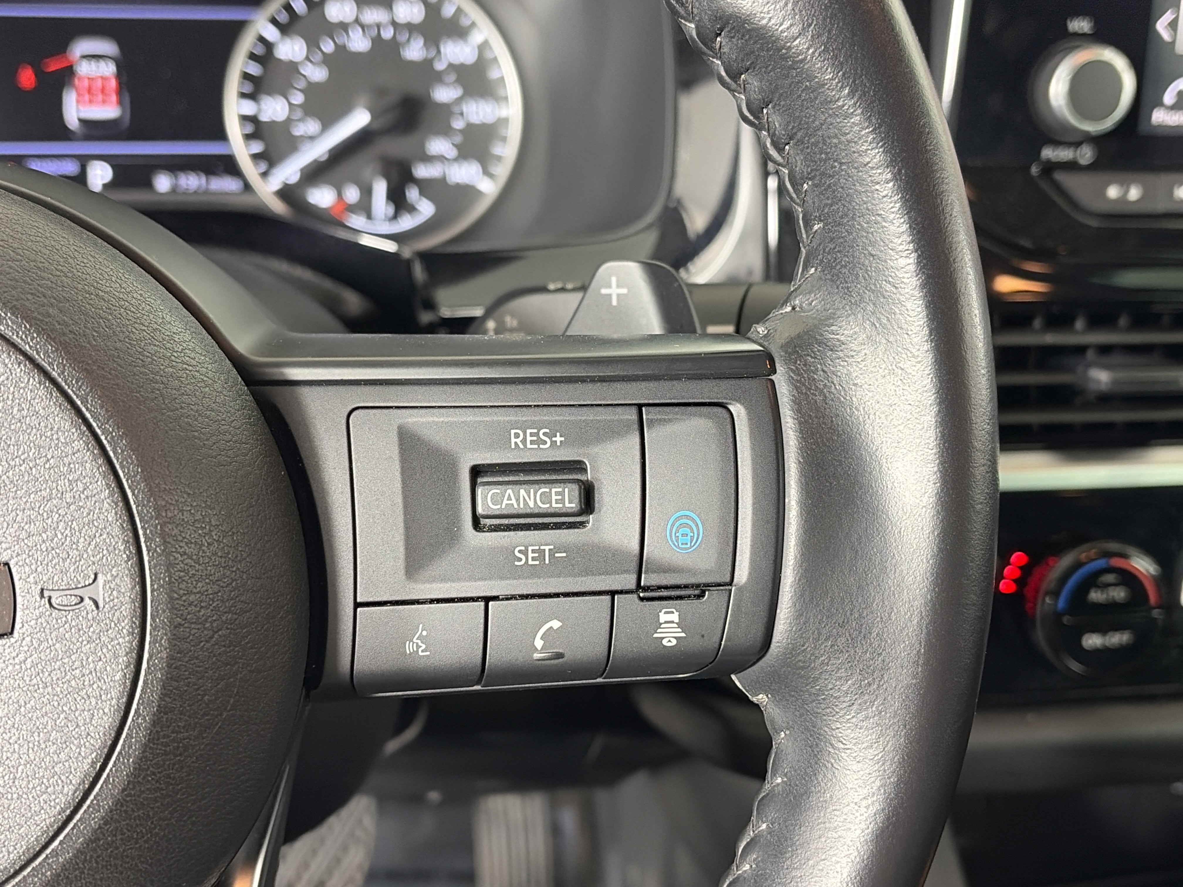 Used 2024 Nissan Pathfinder SV image 29