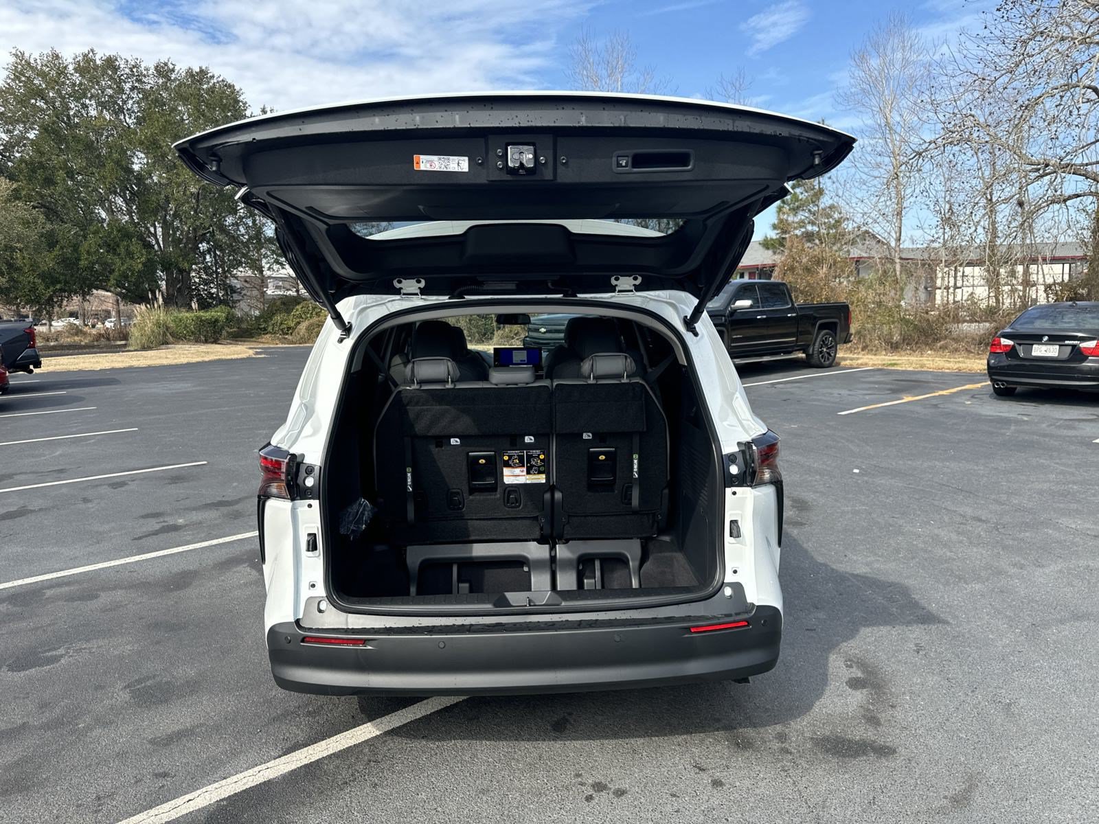 New 2025 Toyota Sienna XLE w/ XLE Plus Package FWD image 40
