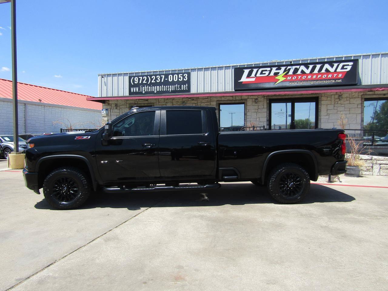Used 2022 Chevrolet Silverado 2500 LT w/ Midnight Edition AWD/4WD image 2