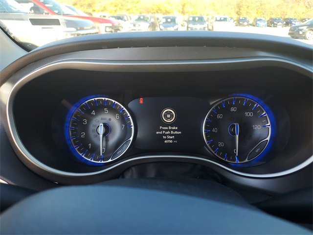 Used 2024 Chrysler Pacifica Touring-L image 15