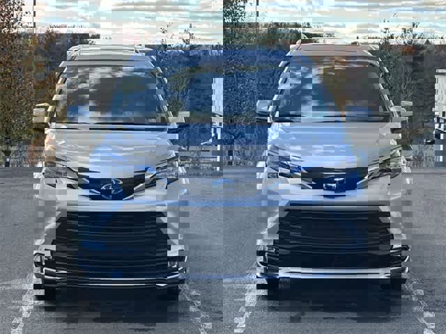 Used 2025 Toyota Sienna XLE image 32