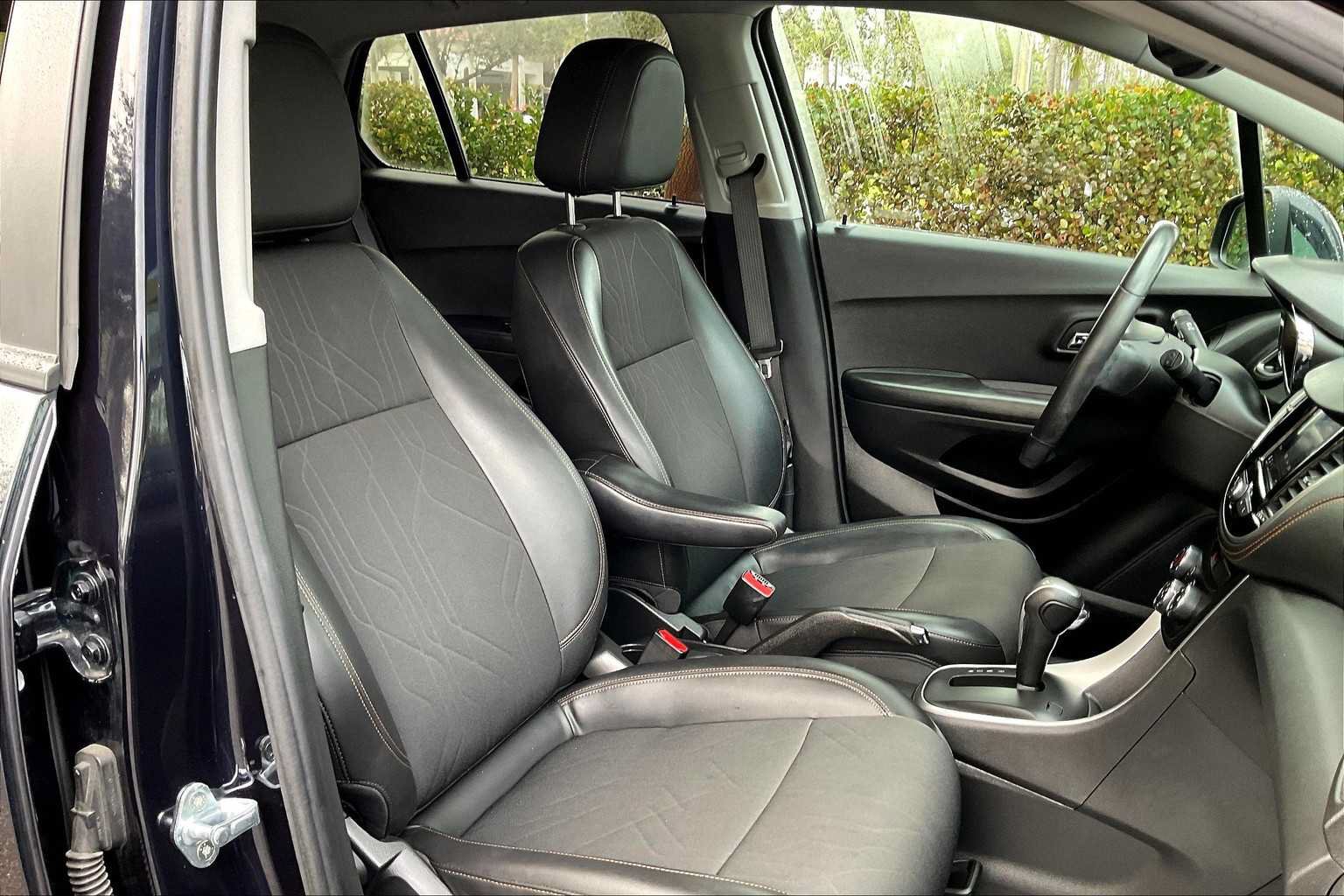 Certified 2022 Chevrolet Trax LT w/ LT Convenience Package FWD image 8