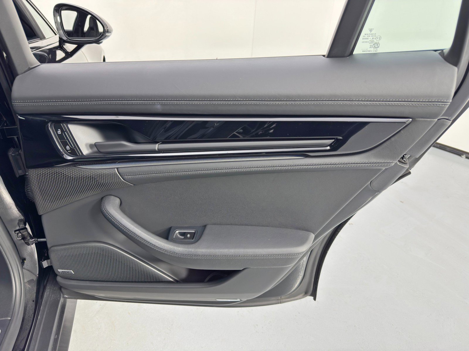 Used 2025 Porsche Panamera 4S w/ Premium Package image 52