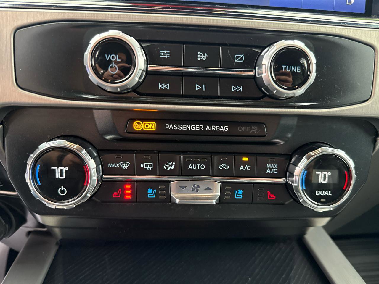 Used 2022 Ford F350 Platinum w/ FX4 Off-Road Package image 23