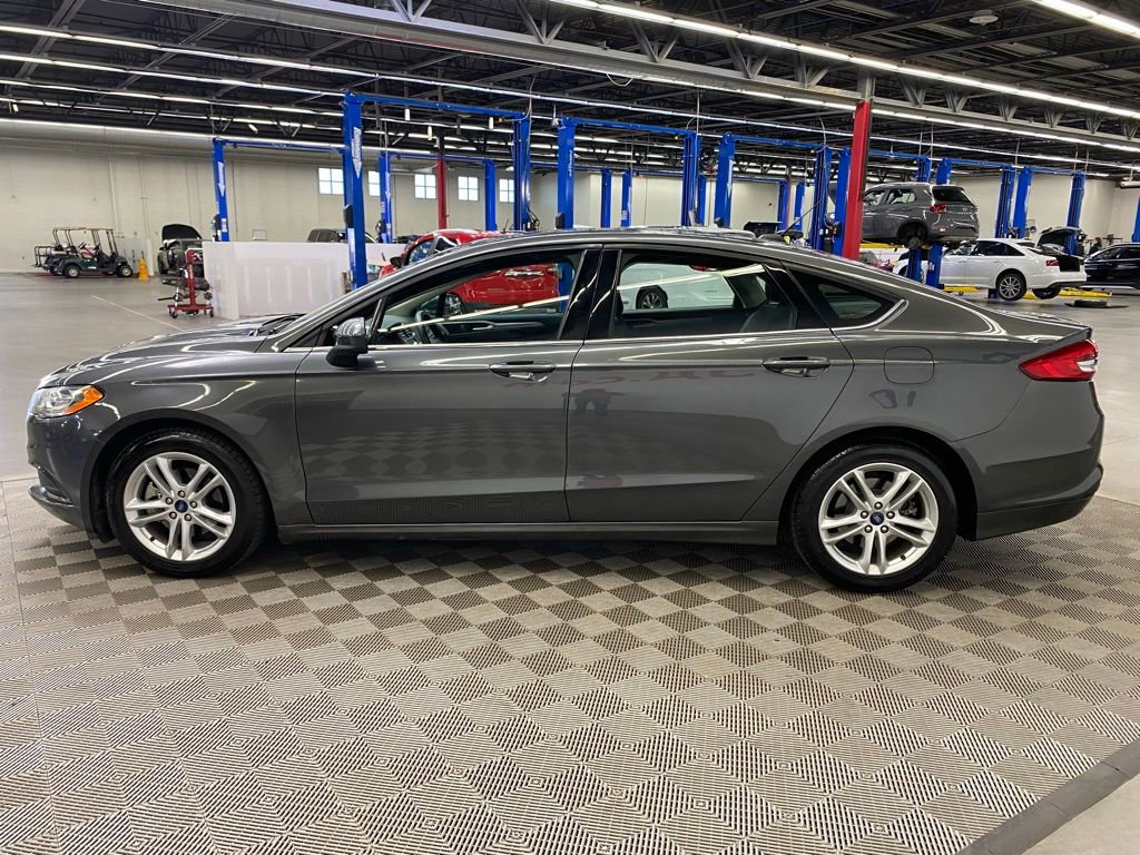 Used 2018 Ford Fusion SE w/ Fusion SE Technology Package FWD image 5