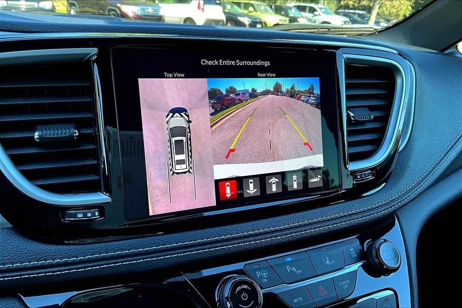 Used 2024 Chrysler Pacifica Limited FWD image 26