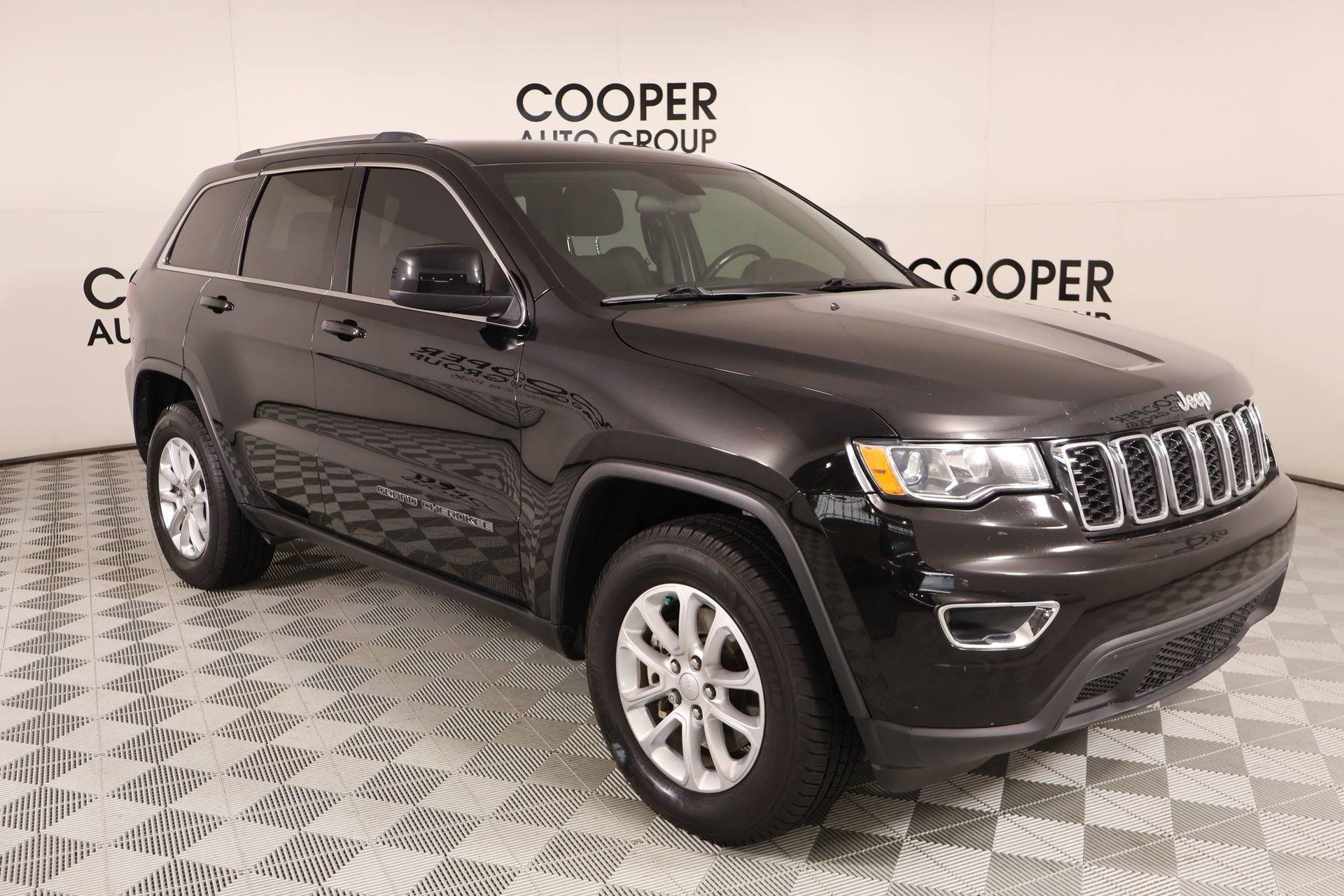 Used 2021 Jeep Grand Cherokee Laredo image 1