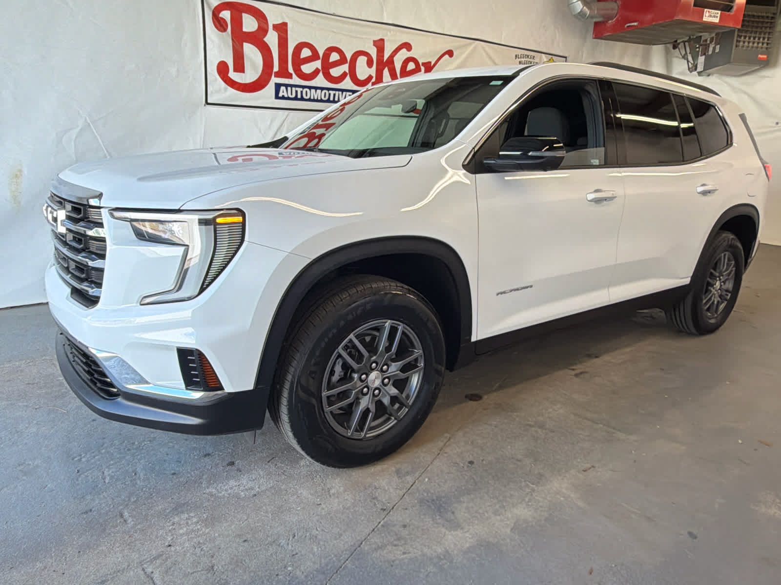 Used 2025 GMC Acadia Elevation FWD image 2