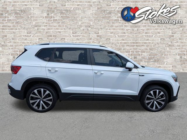 Used 2023 Volkswagen Taos SE w/ Panoramic Sunroof Package image 3