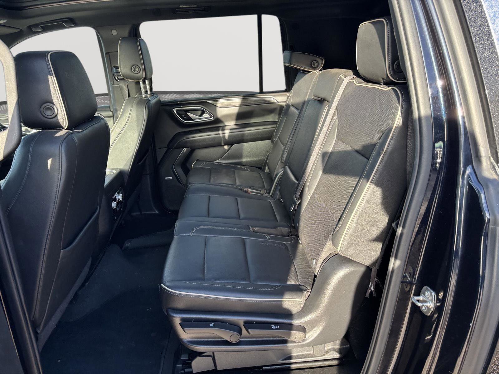 Used 2022 GMC Yukon XL SLT w/ SLT Premium Package image 12