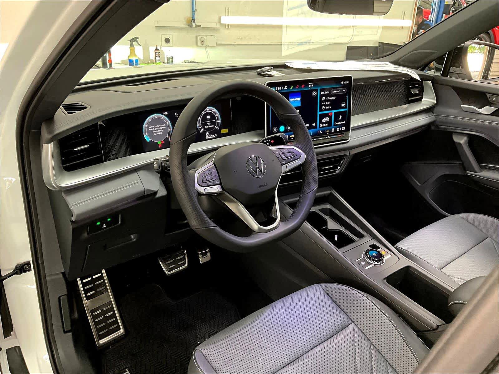 New 2026 Volkswagen Tiguan SE R-Line AWD/4WD image 8
