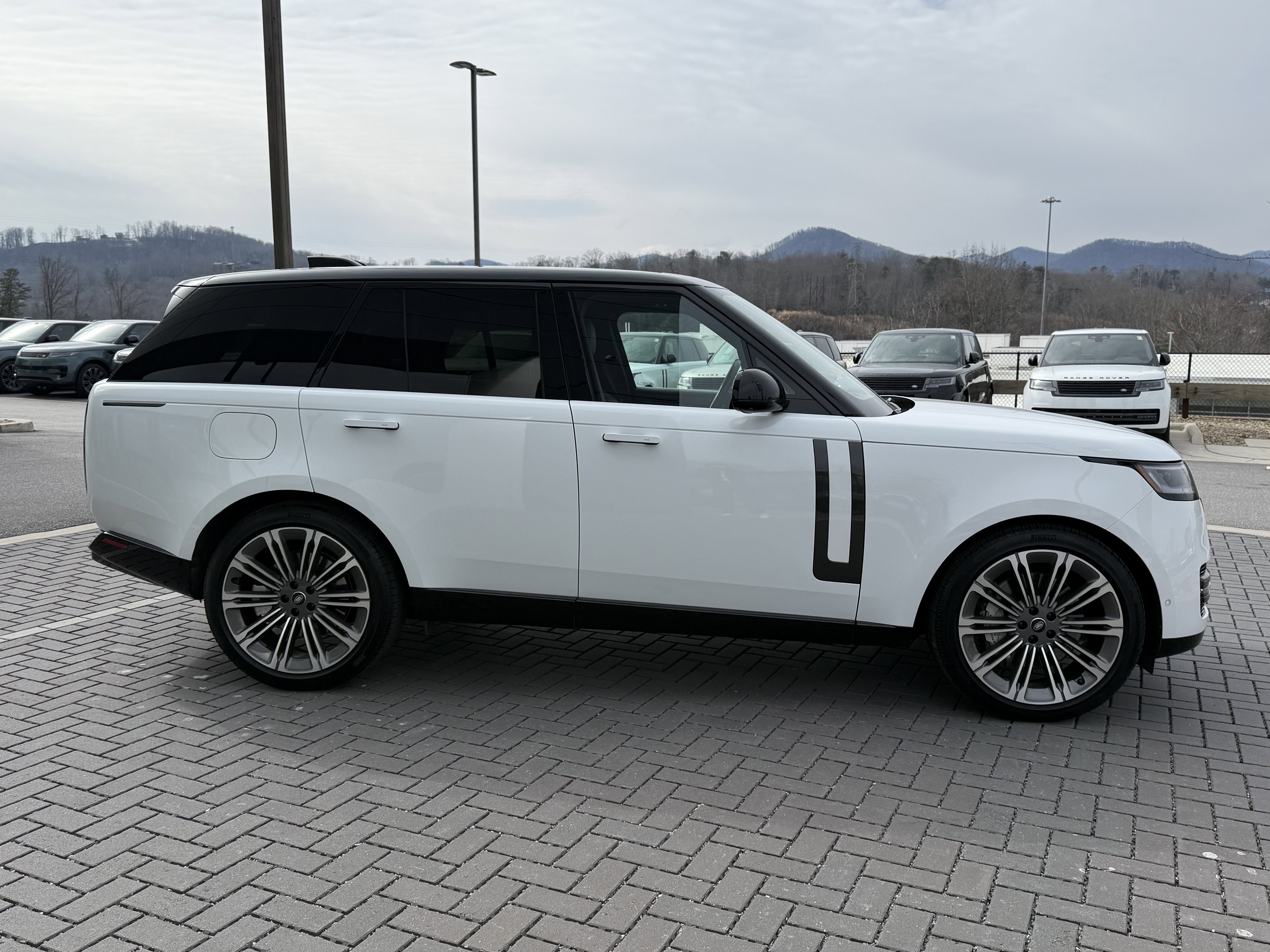 Certified 2025 Land Rover Range Rover SE image 4